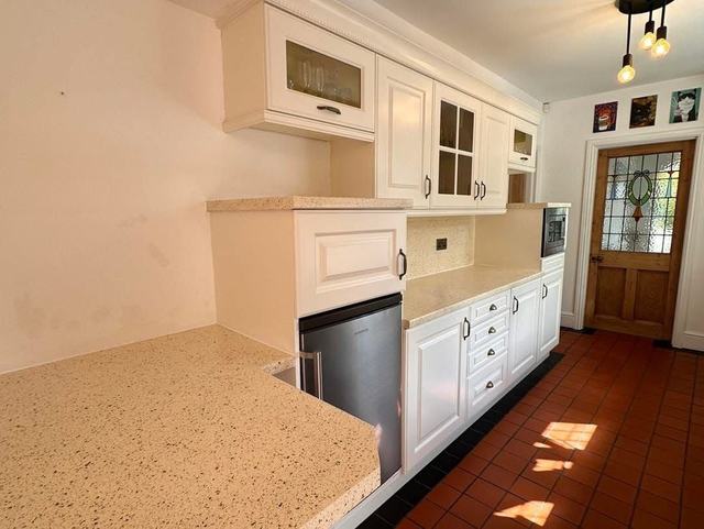 The same kitchen with the worktop finished in Spray Granite